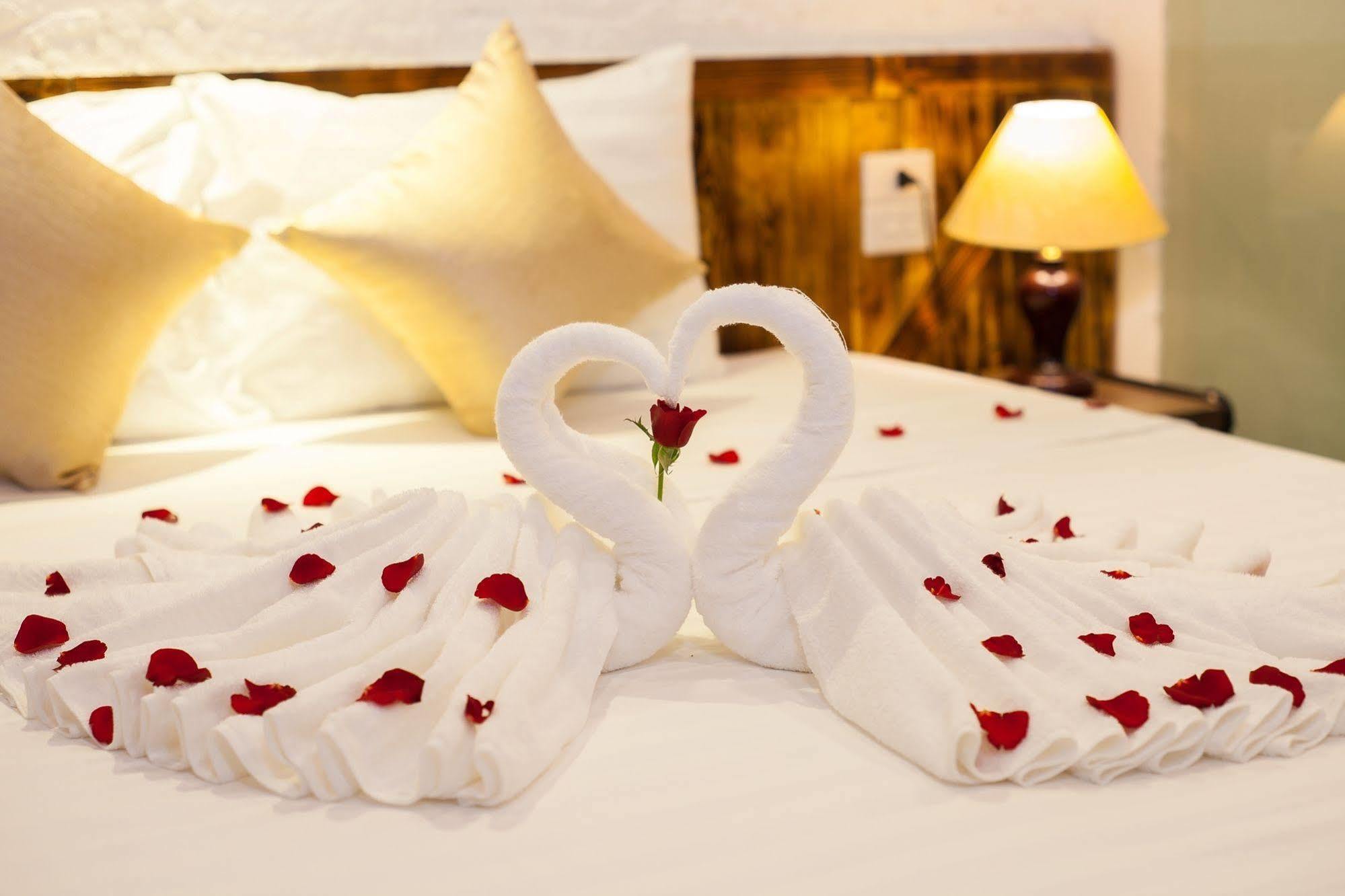 Luxury Backpakers Hotel Hanoi Exterior photo